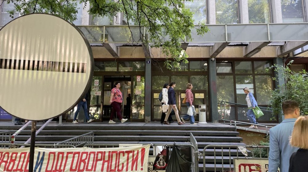 Blokada suda u Novom Sadu: Zaposleni ulaze iza kordona policije, Radivoju Jovoviću određeno zadržavanje do 48 sati 1