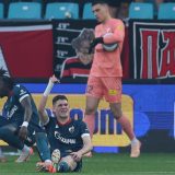 Incident u Zaječaru: Navijači Zvezde bacili topovski udar u teren, dva igrača završila na travi 7