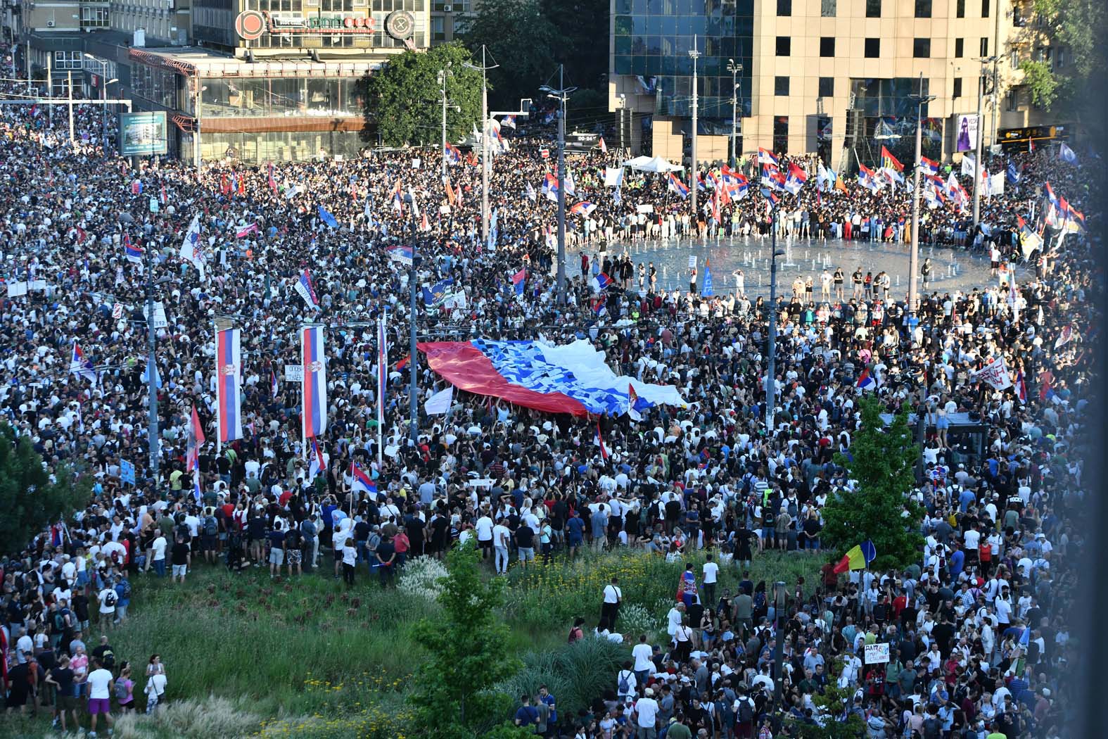 Da li su govori na Vidovdanskom protestu previše naginjali udesno? 3 Da li su govori na Vidovdanskom protestu previše naginjali udesno? 3