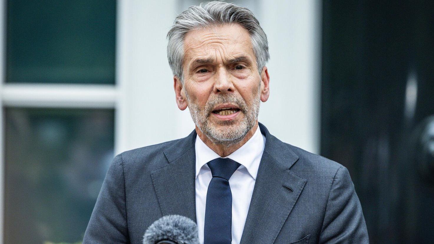 Pala holandska vlada: Premijer podneo ostavku posle povlačenja Vildersa 1 Dik Shof premijer Holandije za govornicom