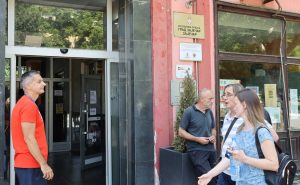 Studentkinja Državnog univerziteta u Novom Pazaru Sara Hamzagić izjavila je danas da ju je udario nepoznati muškarac u Zaječaru dok je pokušavala da "evidentira nepravilnosti" na lokalnim izborima u tom gradu.