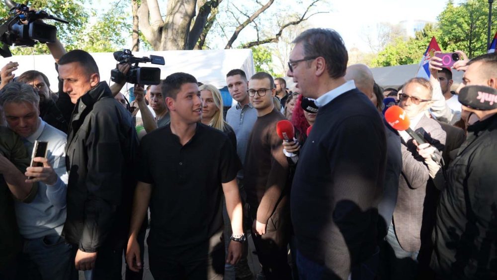 Umnoj patnji nestasali, sve kršni brđani orni da pretuku: Sinopsis scenarija za film o studentskom buntu 3 Umnoj patnji nestasali, sve kršni brđani orni da pretuku: Sinopsis scenarija za film o studentskom buntu 2