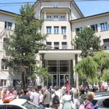 kup podrske profesorima uoci nastavno-naucnog veca na kojem ce se raspravljati i odlucivati o eventualnom pocetku onlajn nastave na Medicinskom fakultetu, odrzan je danas ispred zgrade dekanata Medicinskog fakulteta.