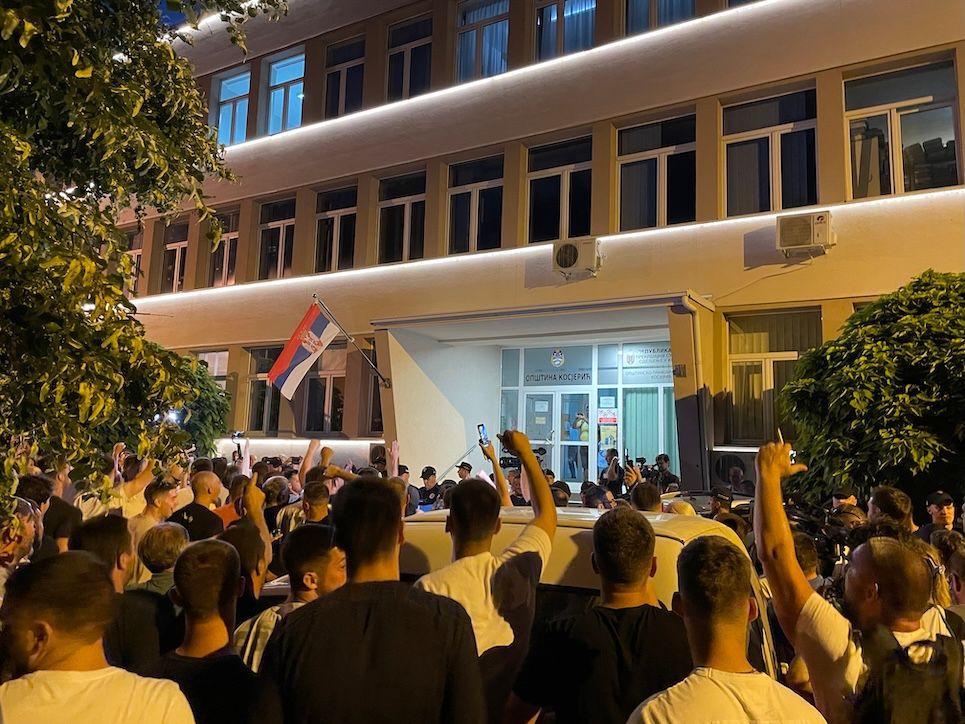 Tesna pobeda SNS u Kosjeriću: podaci RIK-a 4 Stanovnici Kosjerića ispred zgrade opštine