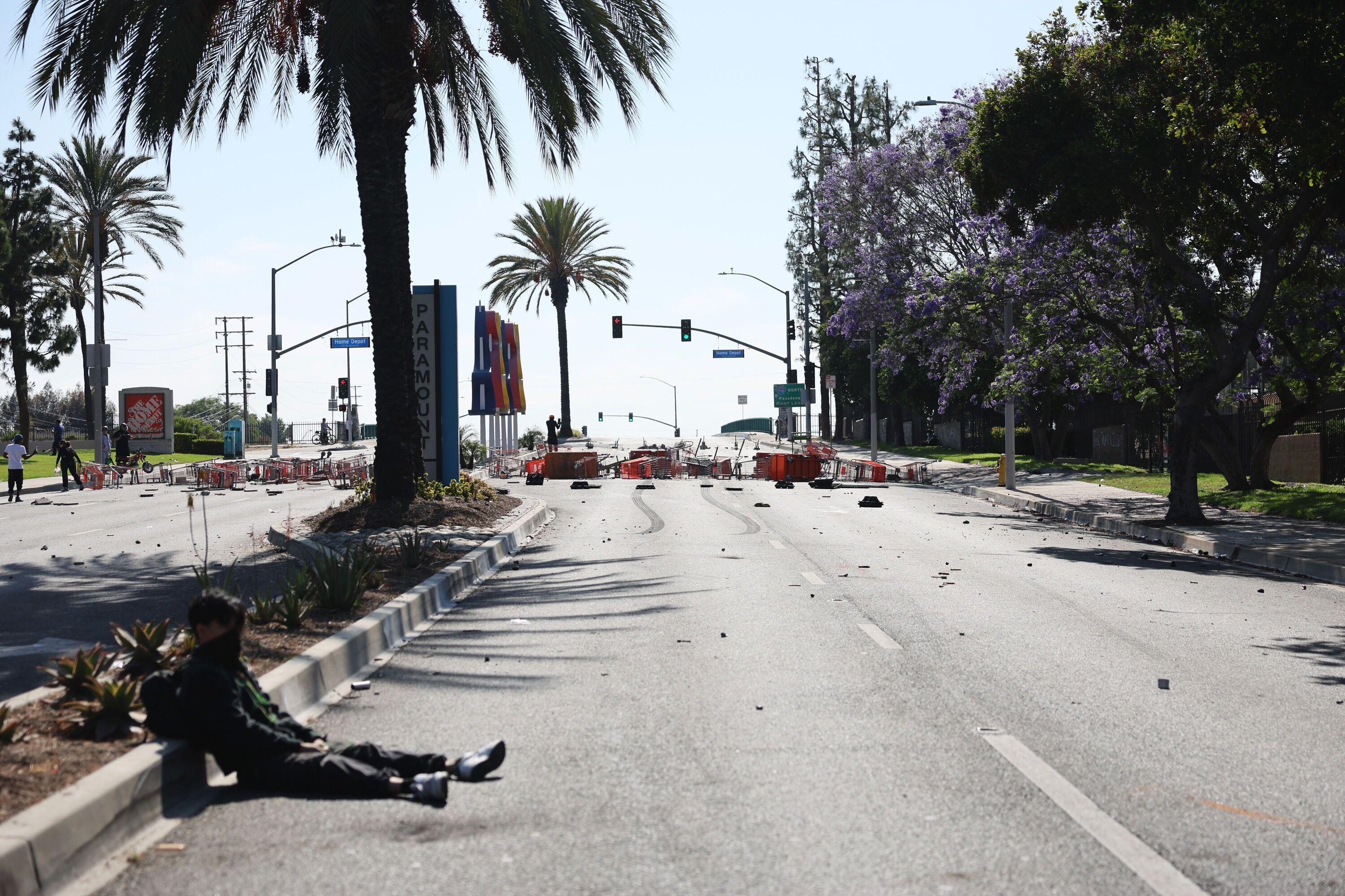 Demonstrant sedi  na putu