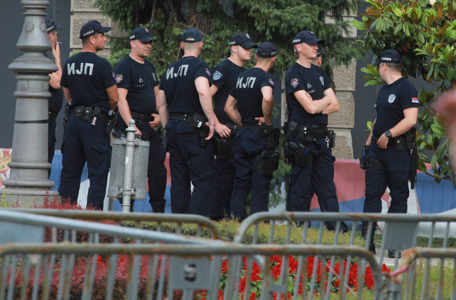 Kriminalistički inspektori Novog Sada revoltirani: Prinuđeni da čuvaju prostorije SNS-a jer nema dovoljno policajaca 2