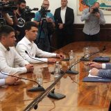 Aleksandar Vučić sa Milošem Pavlovićem u Predsedništvu nakon napada: Bolje ćaci, nego naci 8