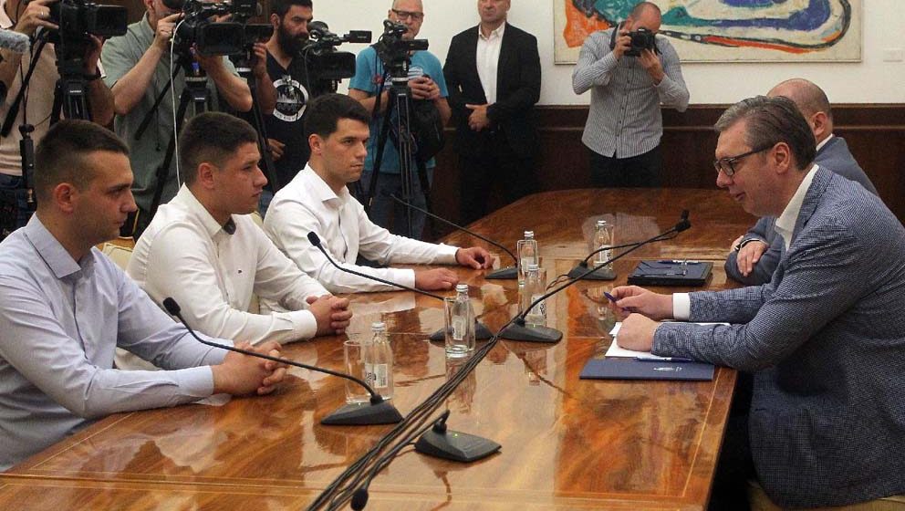 Aleksandar Vučić sa Milošem Pavlovićem u Predsedništvu nakon napada: Bolje ćaci, nego naci 1