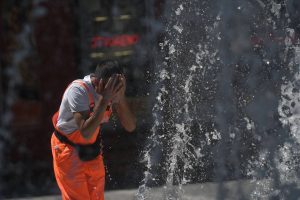 Prodorom hladnijeg vazduha sa severa, večeras se u Srbiji završava prvi toplotni talas, ali se već od srede očekuje porast temperature, objavio je Republički hidrometeorološki zavod (RHMZ).