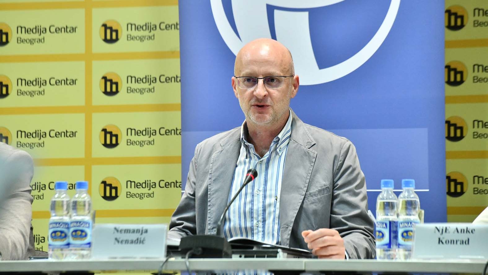 Na papiru Centar za društvenu stabilnost, na terenu SNS: Kako se organizuju protesti građana protiv blokada? 4 Na papiru Centar za društvenu stabilnost, na terenu SNS: Kako se organizuju protesti građana protiv blokada? 4