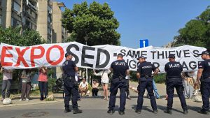 Udruženje novinara Srbije (UNS) pozvalo je danas Ministarstvo unutrašnjih poslova (MUP) da pokrene postupak unutrašnje kontrole protiv policajca koji je tokom protesta ispred beogradskog Sava centra, u kom je održavan sastanak povodom izložbe EKSPO 2027, povukao za ranac fotoreportera Gavrila Andrića.