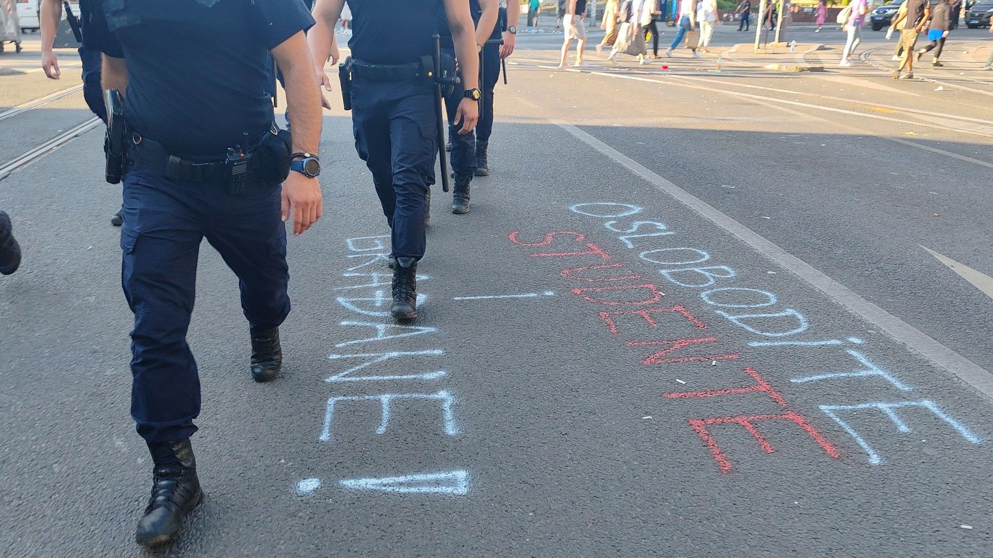 Policajci hodaju ulicom