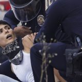 Australijska novinarka pogođena gumenim metkom dok je uživo izveštavala iz Los Anđelesa (VIDEO) 9