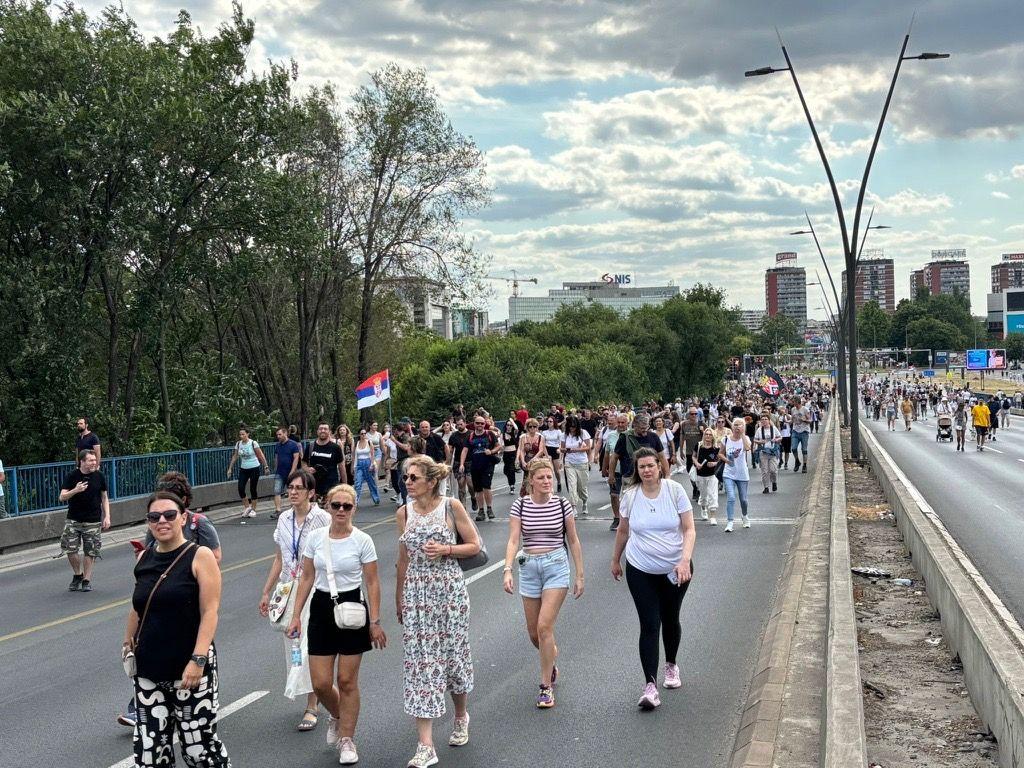 'Vidimo se na Vidovdan': Kolone ljudi idu ka beogradskoim trgu Slavija, ispred Skupštine pripreme za 'književno veče' 5 Građani na Brankovom mostu na putu ka studentskom protestu