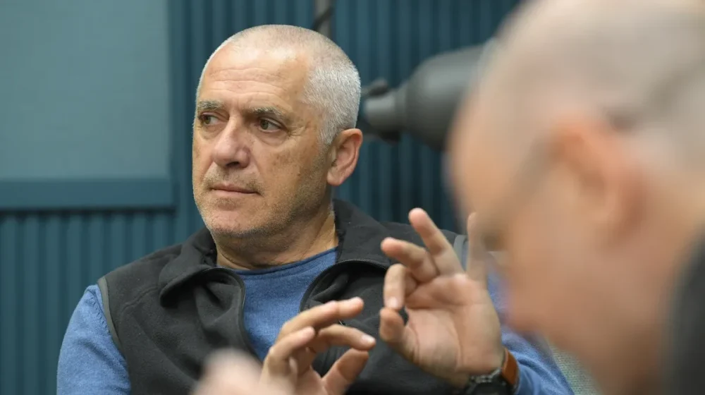 "Vučić je šef kriminalne grupe, smenili su me da bi radili sa Zvonkom Veselinovićem": Bivši policajac za Radar 1