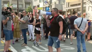 Građani i studenti okupili su se ispred policijske stanice „29. novembar“ u Beogradu u znak protesta zbog privođenja više osoba osumnjičenih za napad na studenta Miloša Pavlovića. Blokirali su Ulicu despota Stefana i simbolično održali akciju „16 minuta tišine“, zahtevajući oslobađanje svih privedenih.