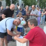 Ispred Doma Vojske u Nišu počelo potpisivanje peticije za raspisivanje vanrednih izbora 8