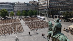 Instalacijom 1.800 stolica na Trgu republike u Beogradu, na kojima su sedeli pacijenti koji čekaju transplantaciju i ostavili lične poruke, obeležen je 6. jun – Nacionalni dan donora.