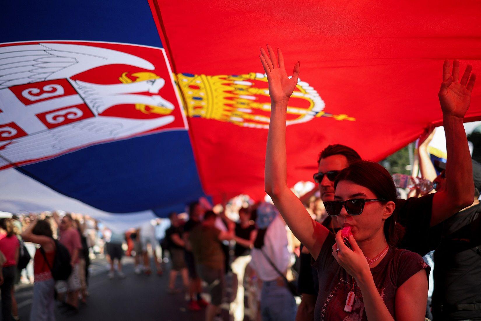 Na Slaviji je razapeta i velika zastava Srbije