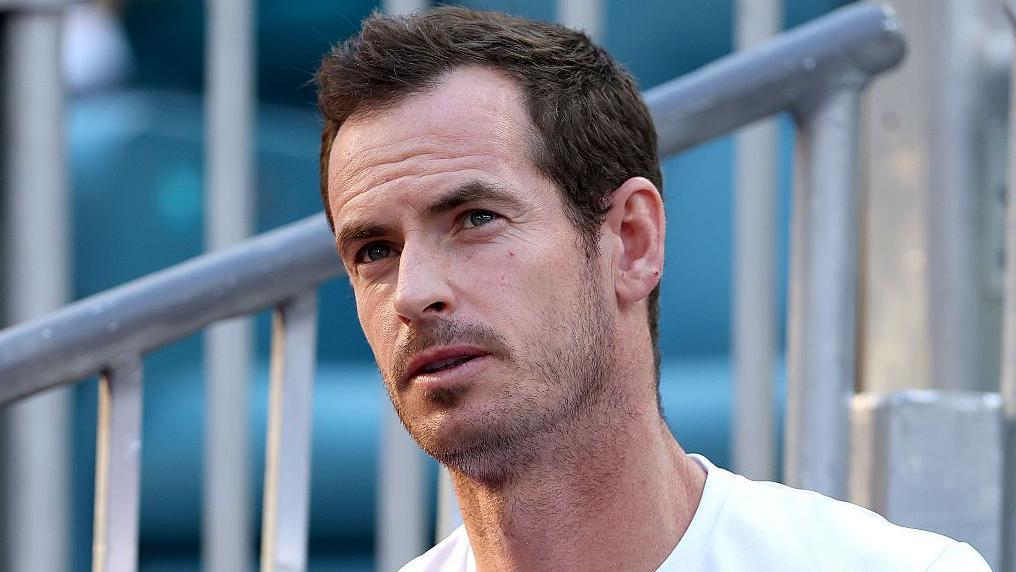 Endi Marej želi da zaštiti decu od 'štetnih' društvenih medija 1 Endi Marej tokom intervjua u beloj majici