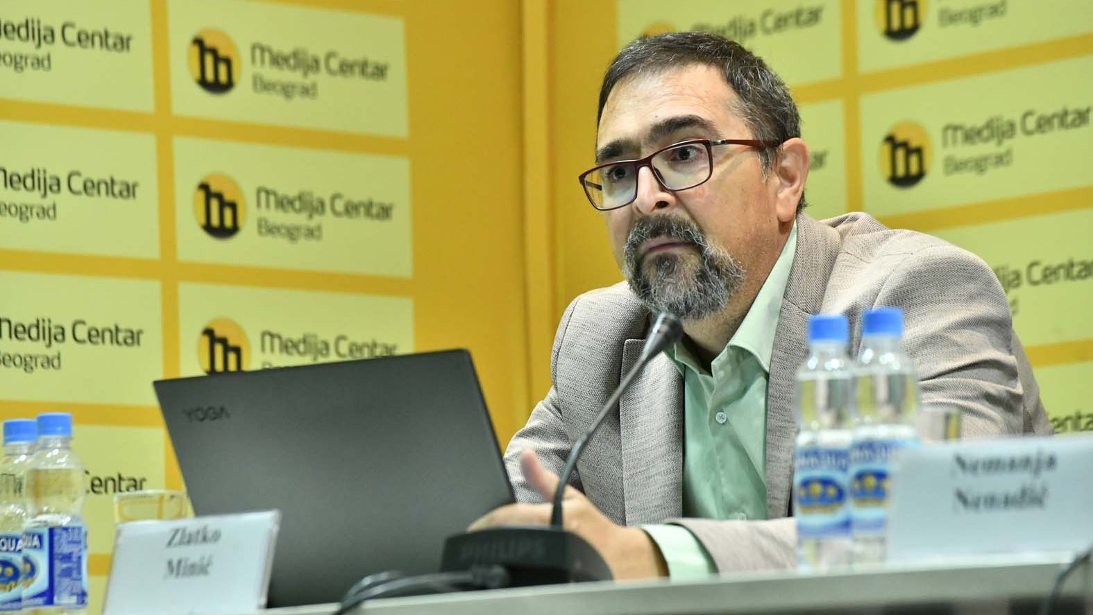 "Kako su radikalski siromasi postali milijarderi koji voze meklarene, kupuju vile i čije jahte gore u Crnoj Gori kao prskalice?" 2 "Kako su radikalski siromasi postali milijarderi koji voze meklarene, kupuju vile i čije jahte gore u Crnoj Gori kao prskalice?" 2