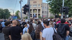 Studenti u blokadi i građani okupili su se večeras ispred Pravnog fakulteta u Beogradu u znak podrške profesorki, portiru i studentu koji su jutros napadnuti na tom fakultetu, a skup je u objavama na Instagramu nazvan "Dosta je bilo krvi".