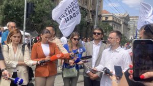 Protest akademske zajednice započeo je danas blokadom raskrsnice na uglu ulica Kneza Miloša i Nemanjine, ispred zgrade Vlade Srbije. Oni su predali svoje zahteve koji uključuju  rasformiranje radne grupe za izradu novog Zakona o visokom obrazovanju i otvaranje javne, inkluzivne rasprave; ukidanje nezakonitih izmena Uredbe o standardima rada univerziteta i saniranje njihovih posledica, kao i usvajanje budžetskih kvota za upis na fakultete najkasnije do kraja juna. Kako su rekli, ispred zgrade VLade će ostati do ispunjenja zahteva.