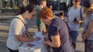 Dok se opozicionari u Zaječaru i Kosjeriću bore za obaranje izbornog procesa, uz argumentaciju da je bilo izborne krađe, u Kragujevcu se prikupljaju potpisi za peticiju kojom se traže vanredni parlamentarni izbori na poziv organizacija koje okupljaju univerzitetske profesore. Ovakve peticije neće naterati vlast da raspiše izbore, koje traže i studenti u blokadi, ali služi mobilizaciji građana i "hrabrenju" protivnika vlasti, smatraju naši sagovornici koje smo upitali da li ovakve akcije mogu imati uticaja na vlast ili su samo vid performansa.