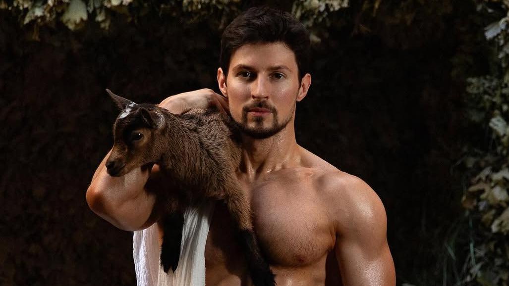 Tehnološki milijarder Pavel Durov pozira bez majice sa smeđom kozom na desnom ramenu