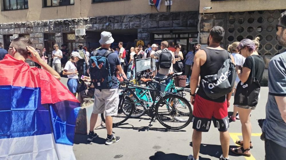 Skup podrške uhapšenim studentima ispred stanice "29. novembar" 1