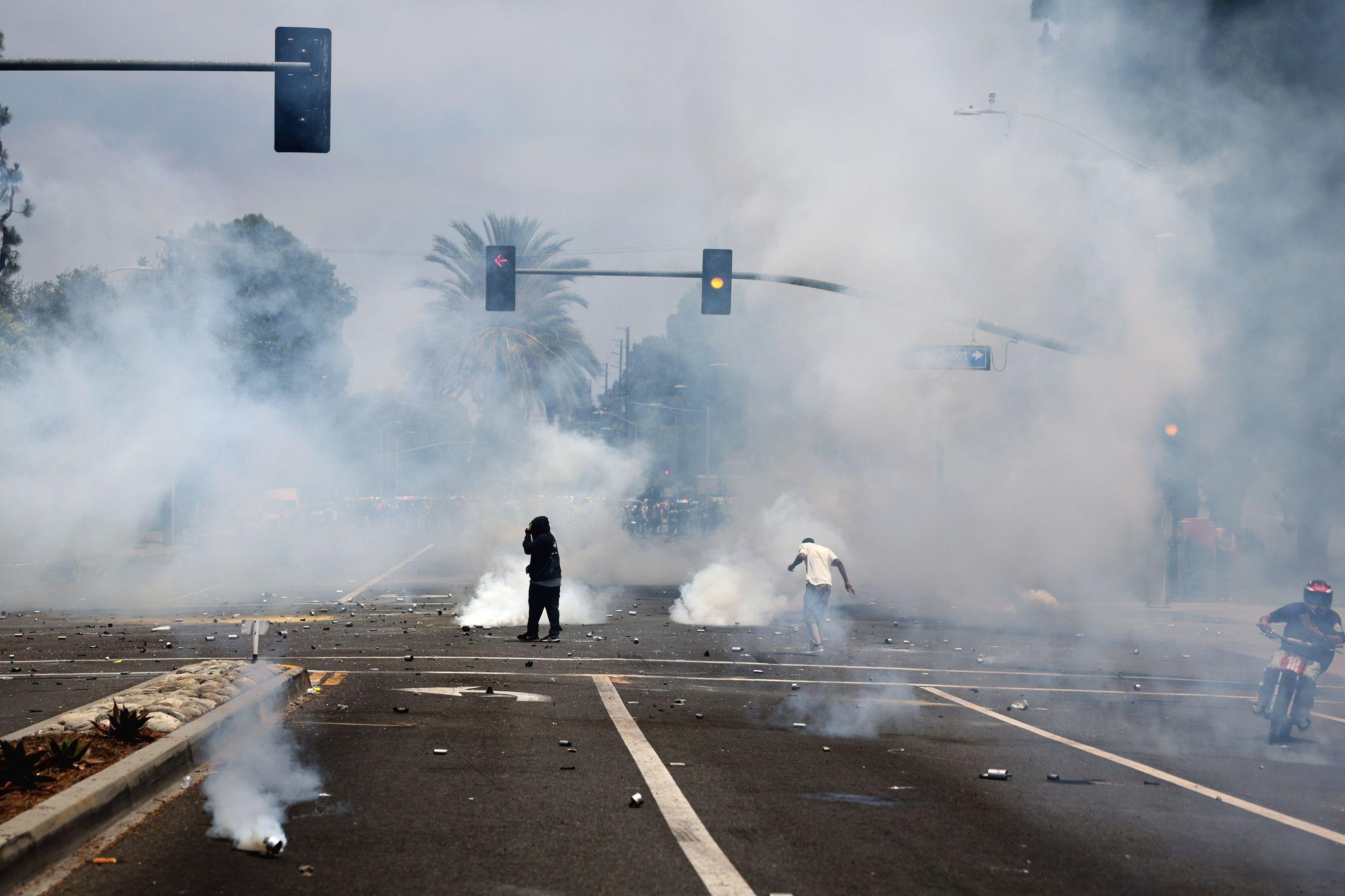 Demonstranti na ulici u dimu