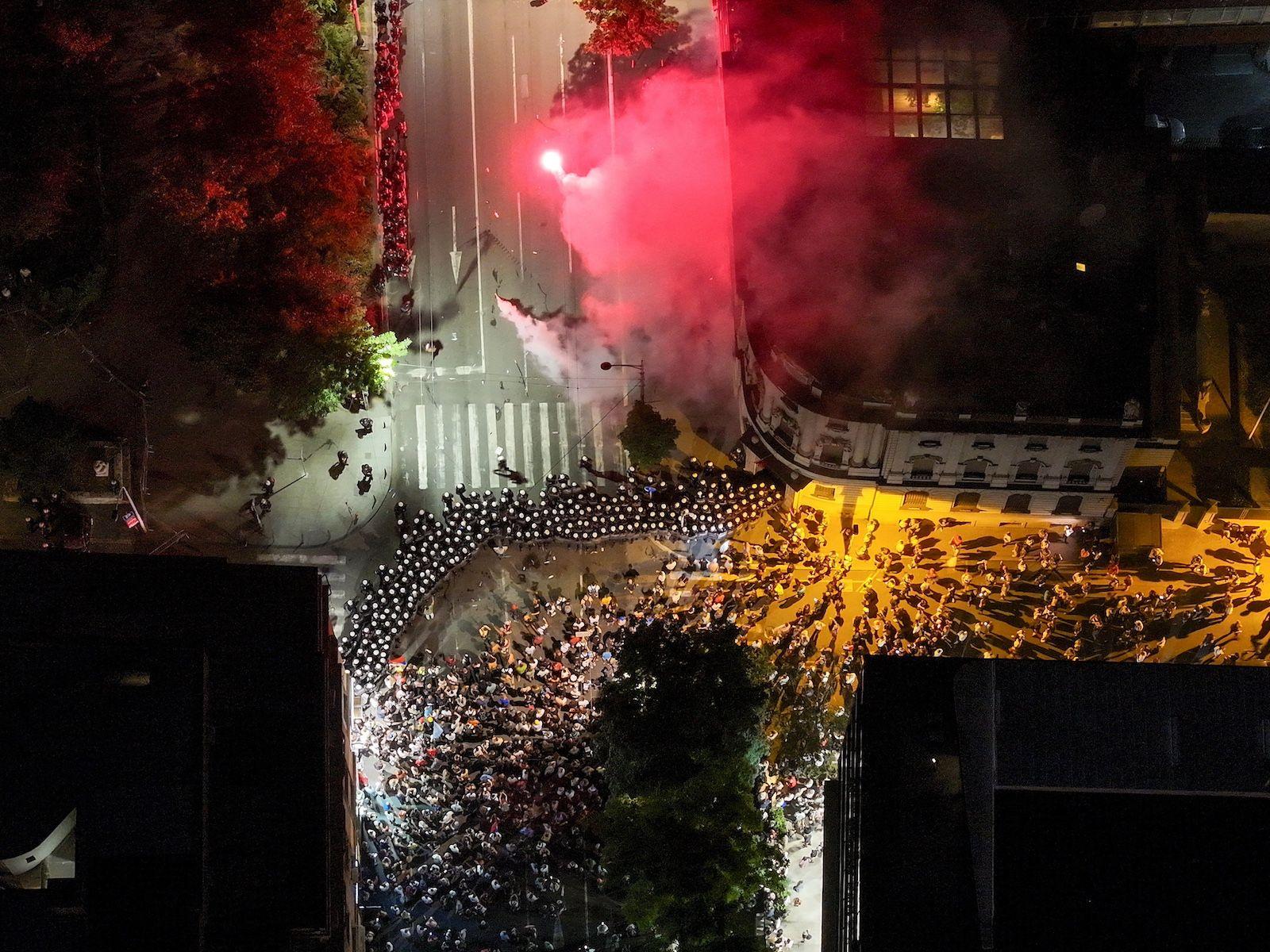 U fotografijama: Vidovdanski protest u Beogradu 4 Kordon policije Vidovdanski protest