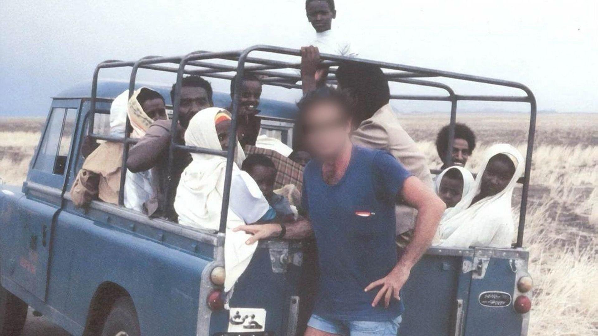 Agent Mosada stoji ispred vozila u kome su etiopijski Jevreji, prokrijumčareni iz Sudana