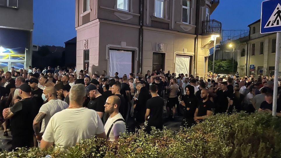 Tesna pobeda SNS u Kosjeriću: podaci RIK-a 6 Gužva ispred sedišta Srpske napredne stranke u Zaječaru