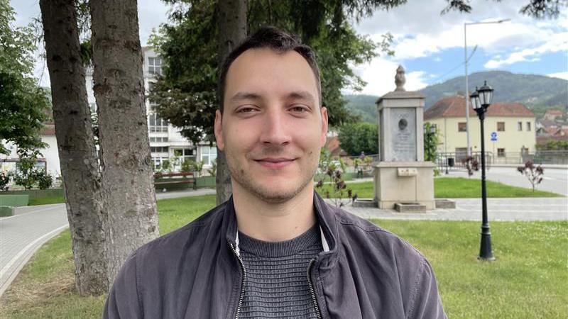 Izbori u Kosjeriću: Da li pobedu donosi asfalt vlasti ili izborni debi studenata 1 Rade Josipović, student Fakulteta dramskih umetnosti u Beogradu