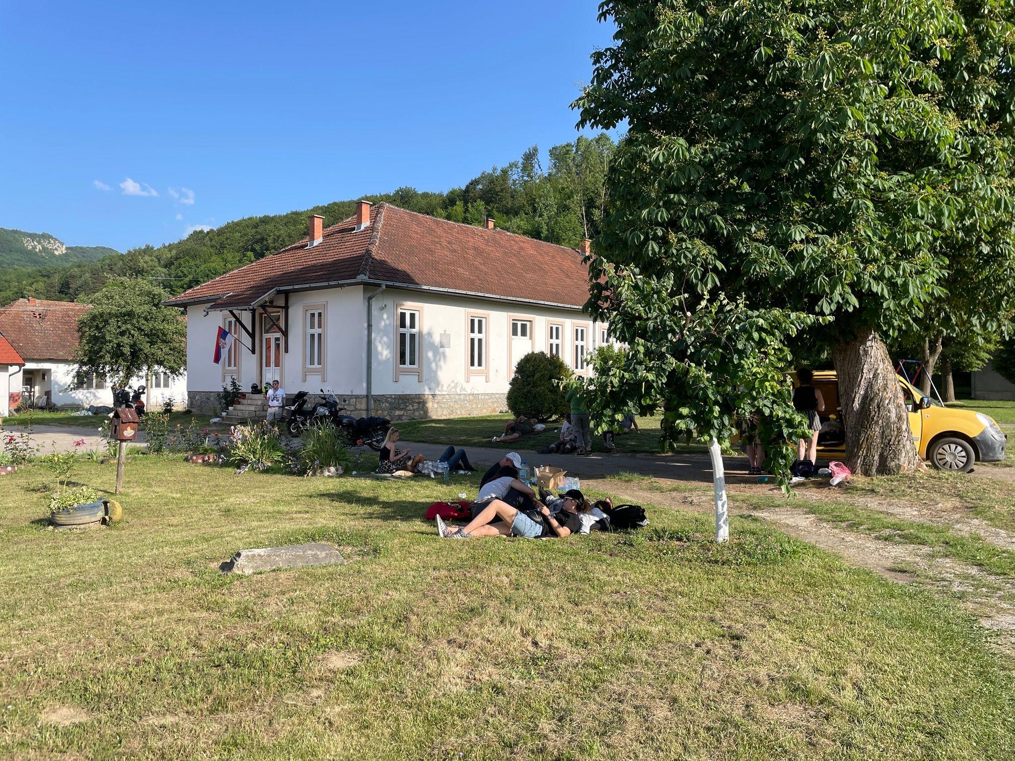 Tesna pobeda SNS u Kosjeriću: podaci RIK-a 10 Ljudi leže na travnjaku u blizini kuće u kojoj se glasa