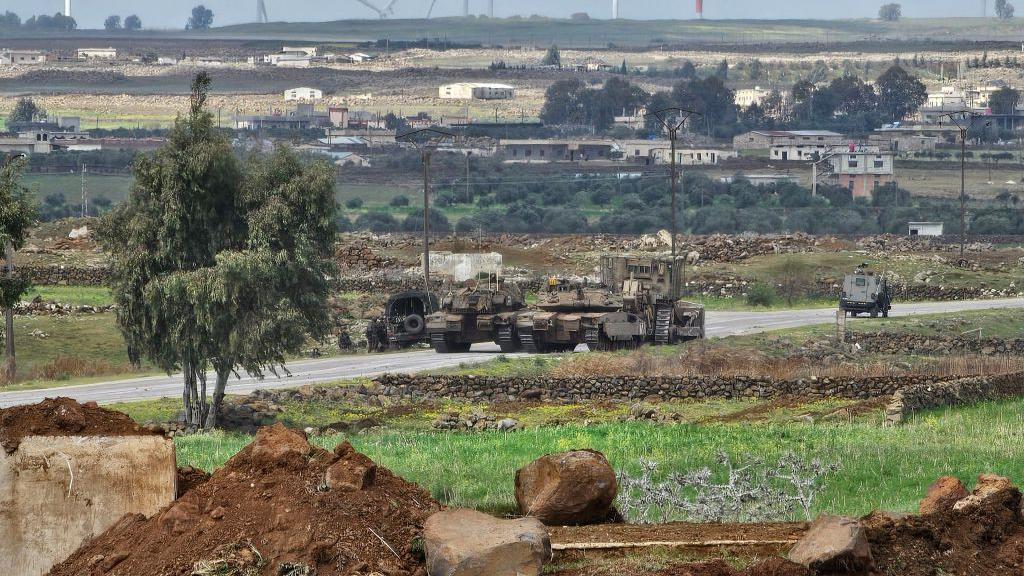 Uperili su nam puške u glavu: BBC tim privele izraelske snage u južnoj Siriji 2 izraelski tenkovi u Sriji