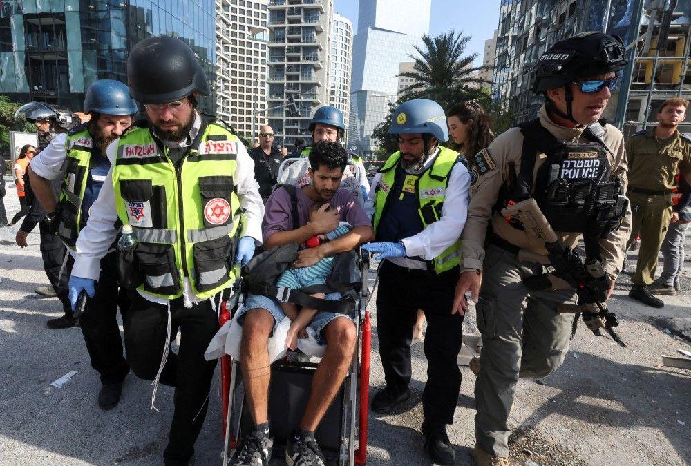 Iranske rakete pogodile bolnicu u Izraelu, desetine ranjenih širom zemlje 5 Spasioci i vojska odvode povređene posle napada u Ramat Ganu