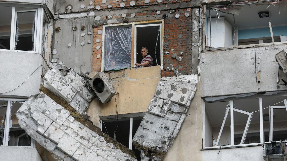 Najmanje troje poginulih, desetine ranjenih u novim ruskim napadima na Ukrajinu 2 Čovek na prozoru razrušene zgrade