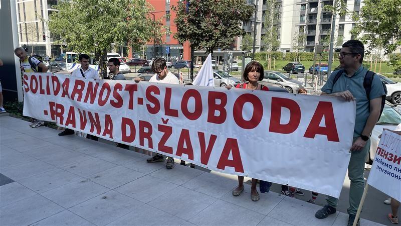 Zašto je uhapšeno šest ljudi u Srbiji pre protesta na Vidovdan 2 protest ispred Palate pravde 26. jun