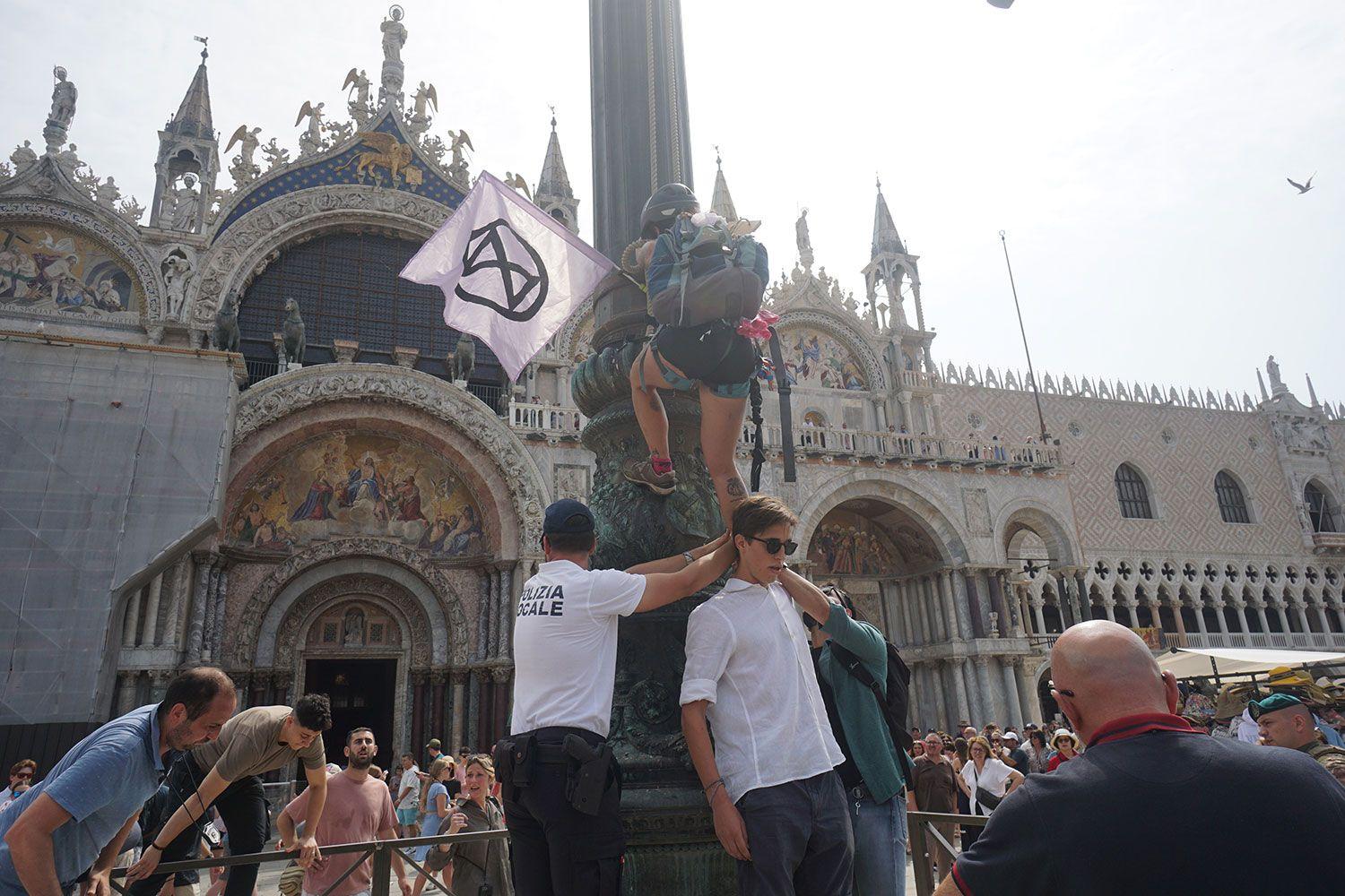 U fotografijama: Venčanje Džefa Bezosa i Loren Sančez u Veneciji 11 Demonstranti pokušavaju da spreče venčanje