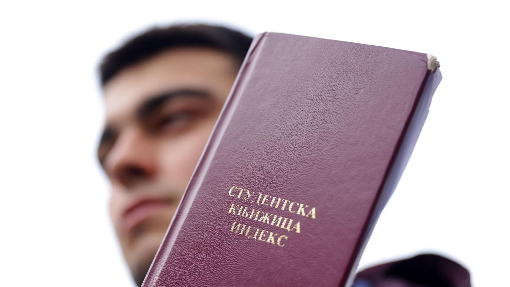 Kada i kako fakulteti u Srbiji upisuju nove brucoše 1 Studenti drži indeks