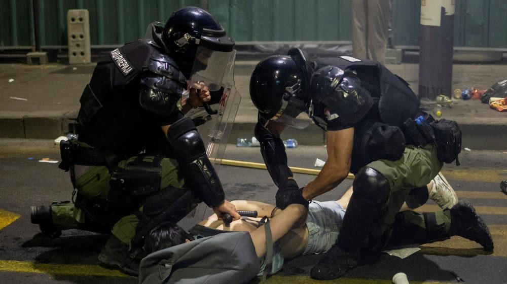 Reporteri N1: Policija sinoć upotrebila prekomernu silu, izjave direktora policije se ne poklapaju sa onim što se događalo na ulici 1 Reporteri N1: Policija sinoć upotrebila prekomernu silu, izjave direktora policije se ne poklapaju sa onim što se događalo na ulici 1