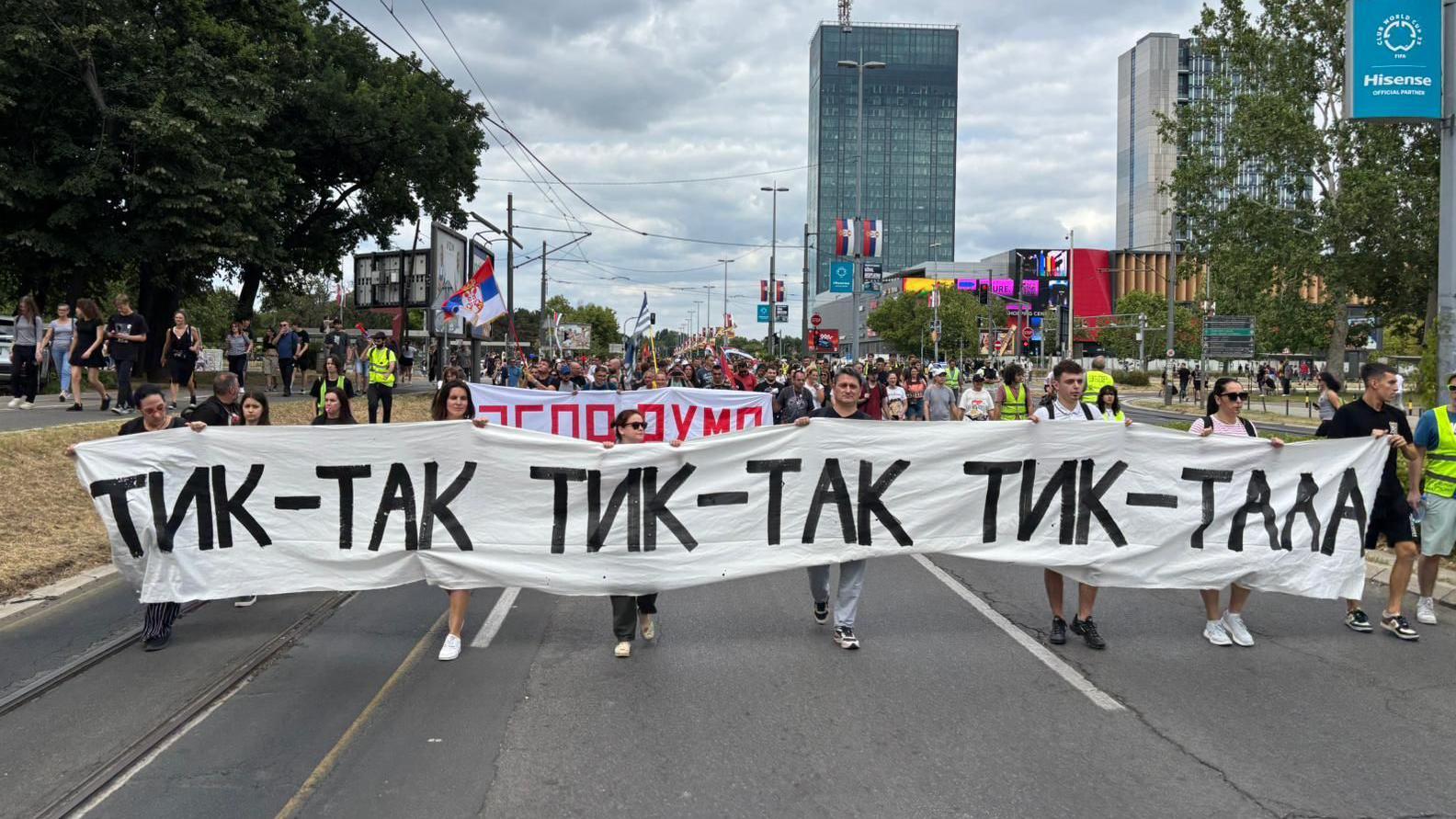 Vidovdanski protest: Desetine povređenih i privedenih, 'nema pregovora sa teroristima', kaže Vučić 9 Protest