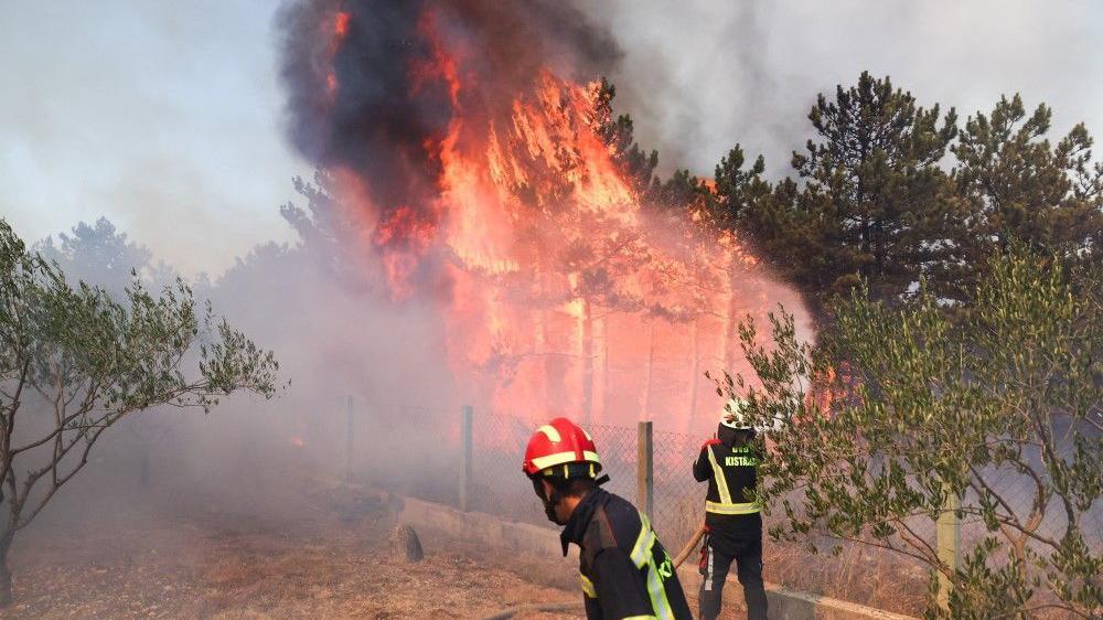 Veliki požar na hrvatskom primorju: 'Branimo kuću po kuću' 1 požar, požar u hrvatskoj