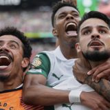 Prekinuta utakmica Svetskog prvenstva u fudbalu, gledaocima poručeno da što pre napuste stadion 1