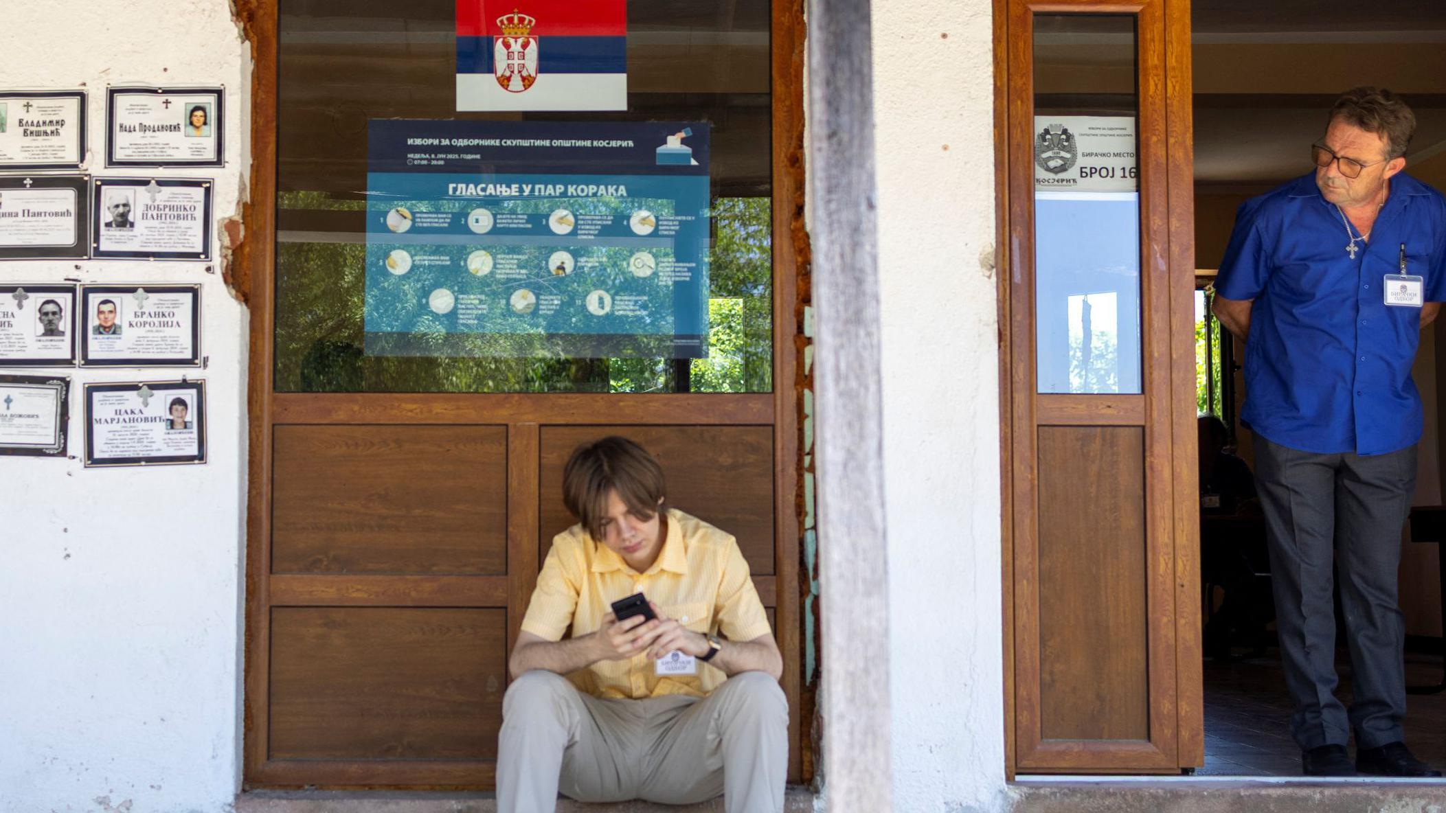 Tesna pobeda SNS u Kosjeriću: podaci RIK-a 3 Dečak sedi, muškarac stoji pored njega ispred glasačkog mesta
