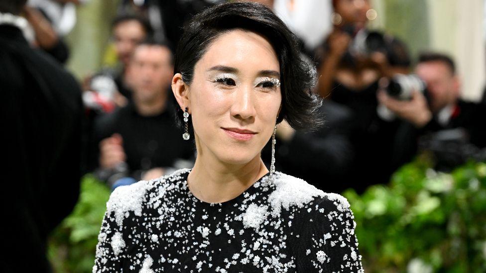 Zaostavština Ane Vintur i ko bi mogao da je zameni na mestu urednice Voga 6 Eva Čen, na slici sa Met Gale ove godine, smatra se jednom od glavnih kandidatkinja za tu ulogu