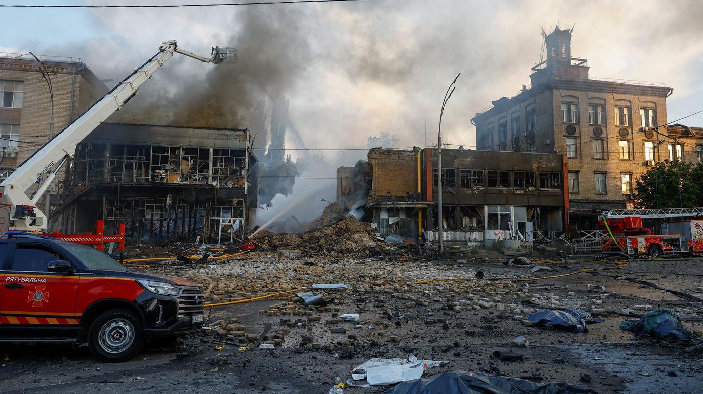 Najmanje troje poginulih, desetine ranjenih u novim ruskim napadima na Ukrajinu 1 Porušene zgrade i vatrogasne ekipe koje gase požar