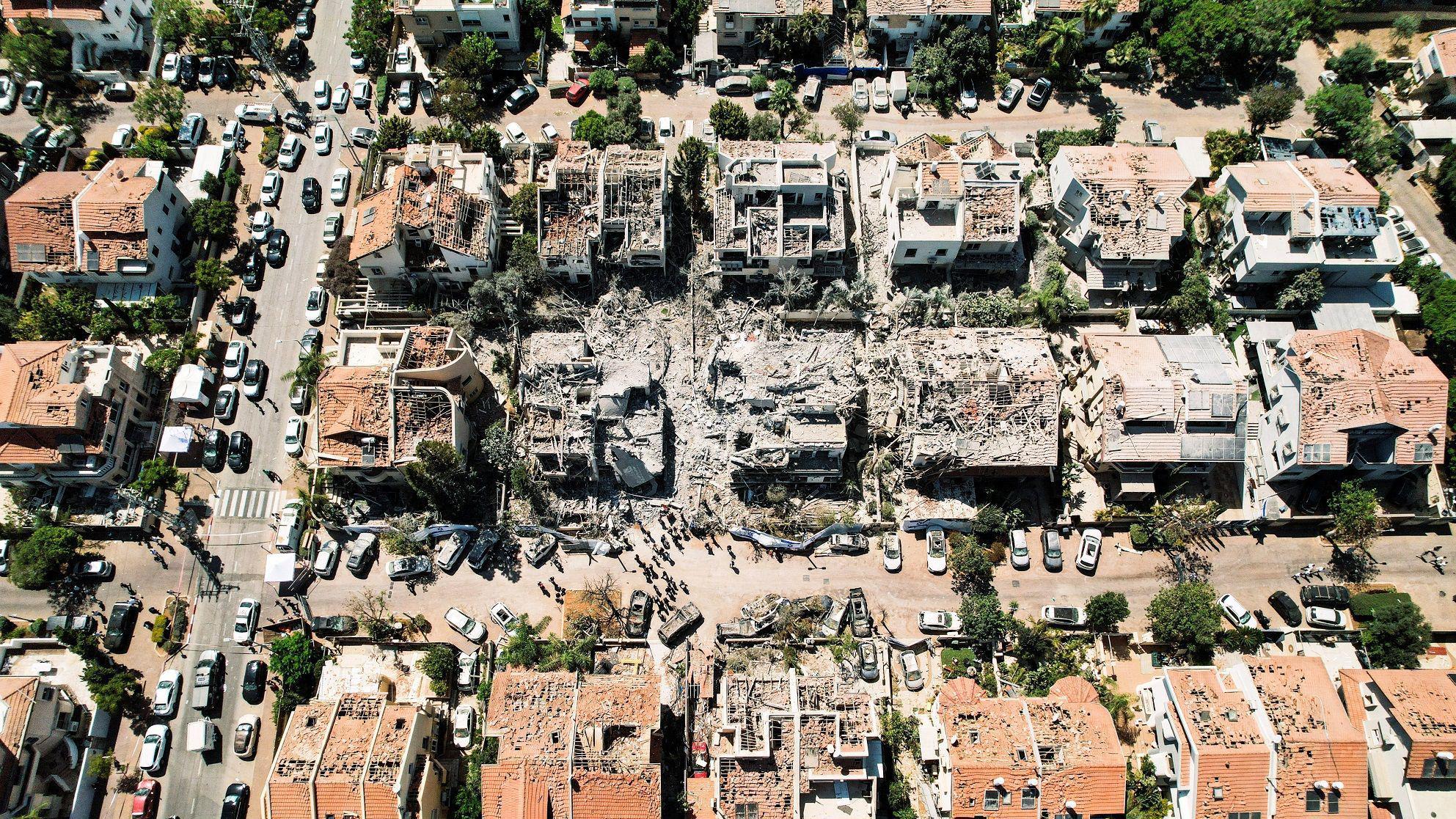 Raketni napadi Izraela i Irana: Izraelci tvrde da 'kontrolišu nebo nad Teheranom' 8 Deo Rišona Leciona, grada u centralnom Izraelu, koji su pogodile iranske rakete